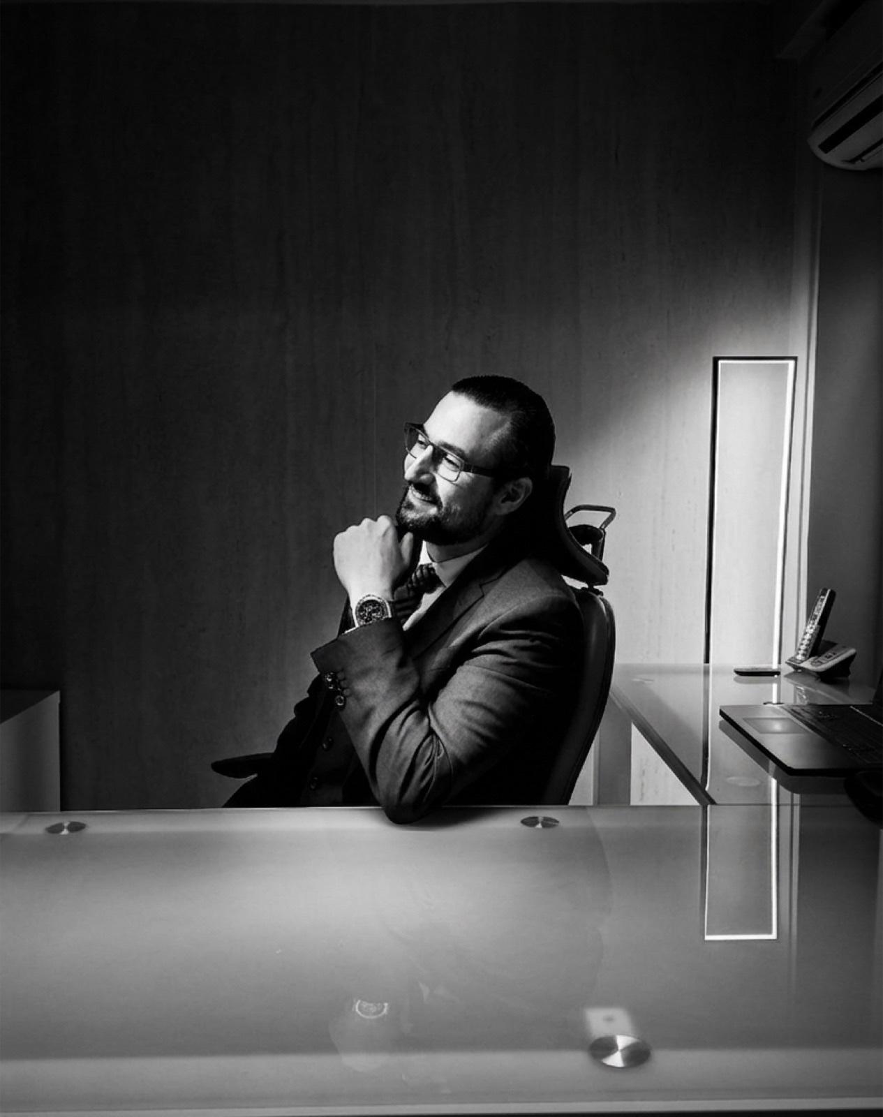 Dr. Luis Tactuk during a consultation in his office